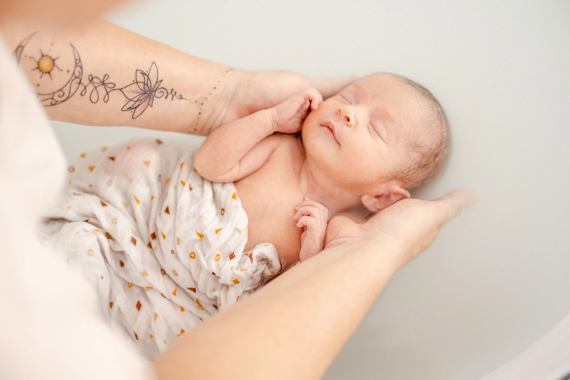 enfant gris marron bébé bain bébé